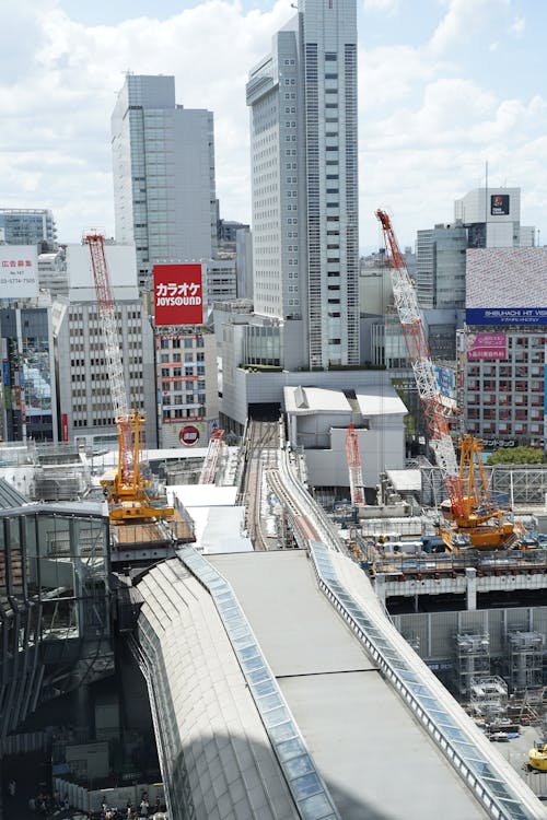 東京都内の建設工事現場と超高層ビル群