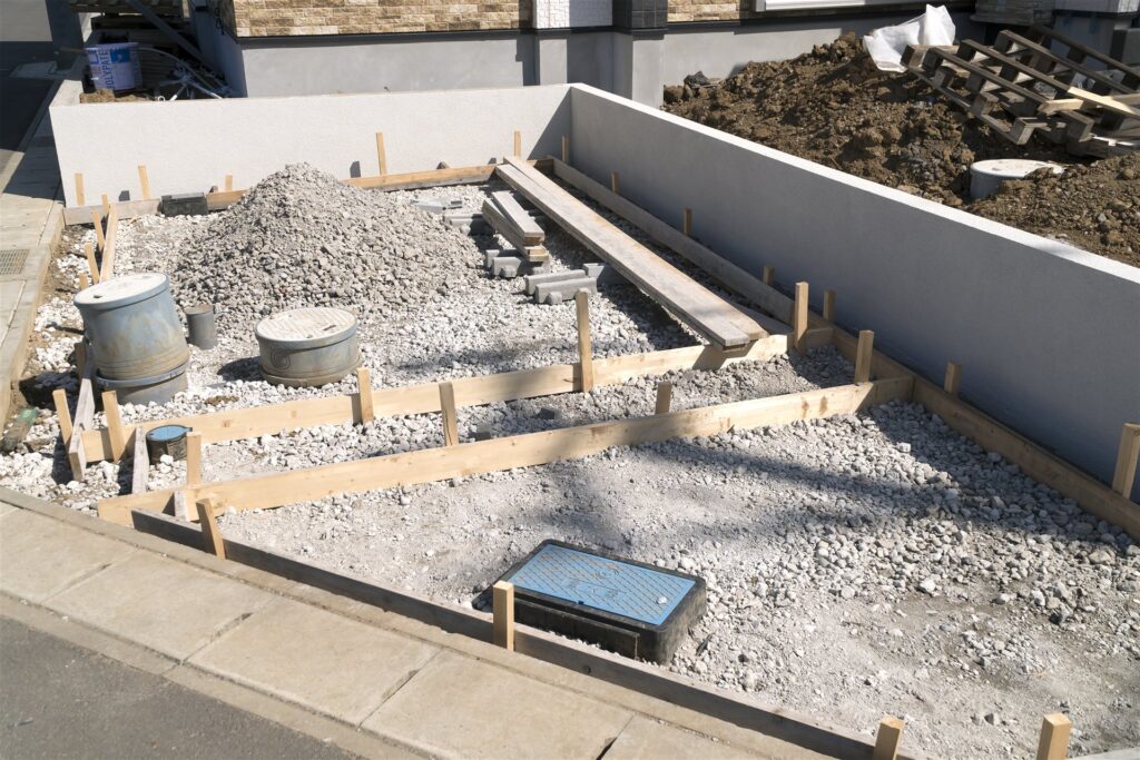 砂利と型枠の外構工事の現場