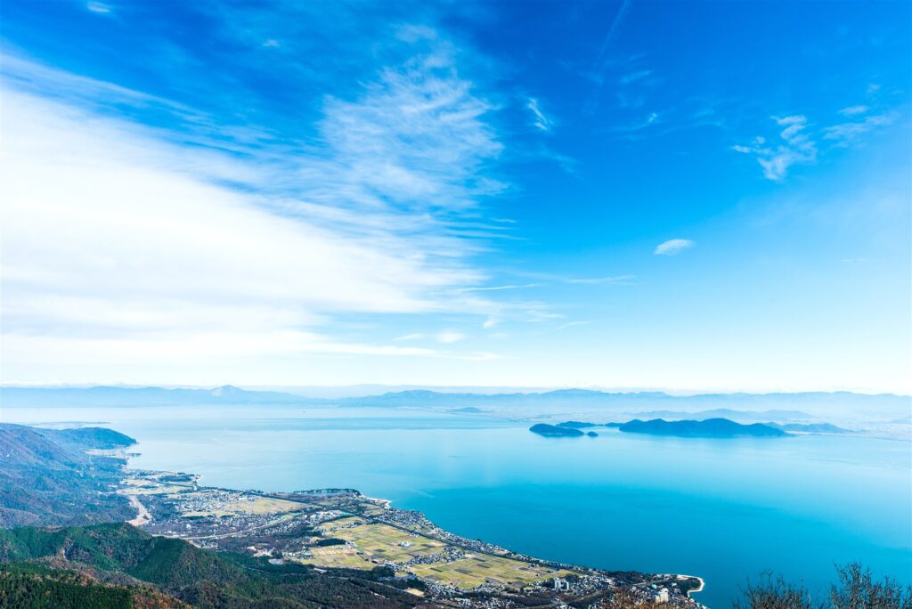 琵琶湖と滋賀県の湖岸の街並み