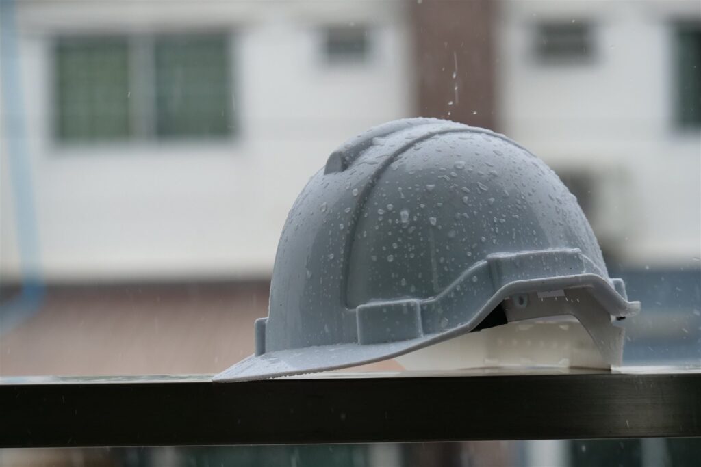 雨粒の付いた白いヘルメット