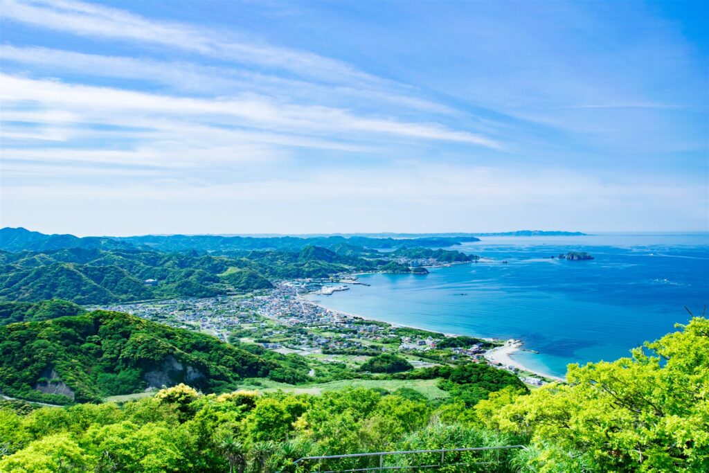 千葉県の鋸山から見た海と海沿いの町