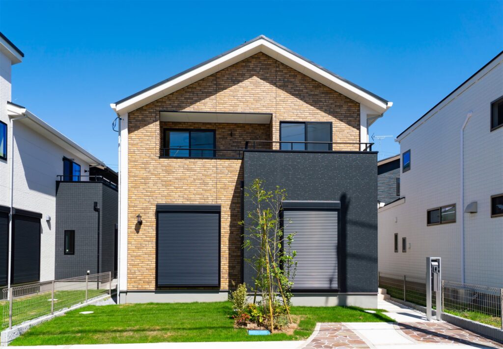 新築の2階建ての一戸建て住宅