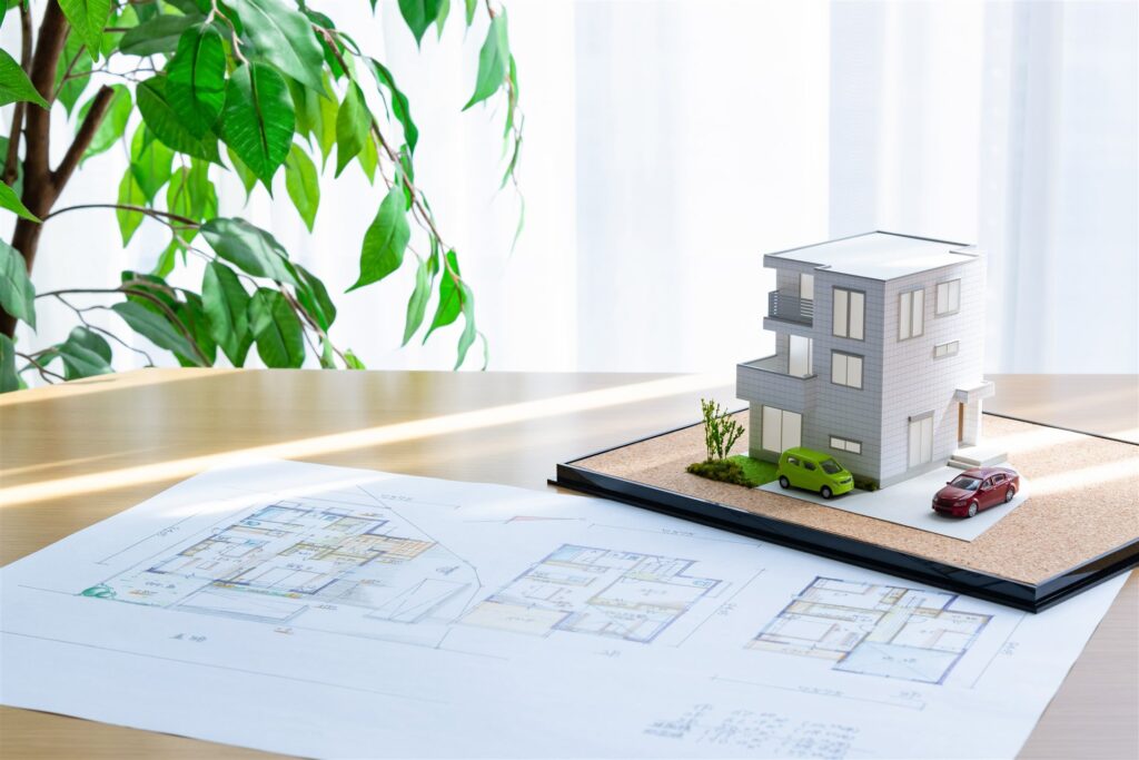 3階建ての住宅の模型と間取りの図面