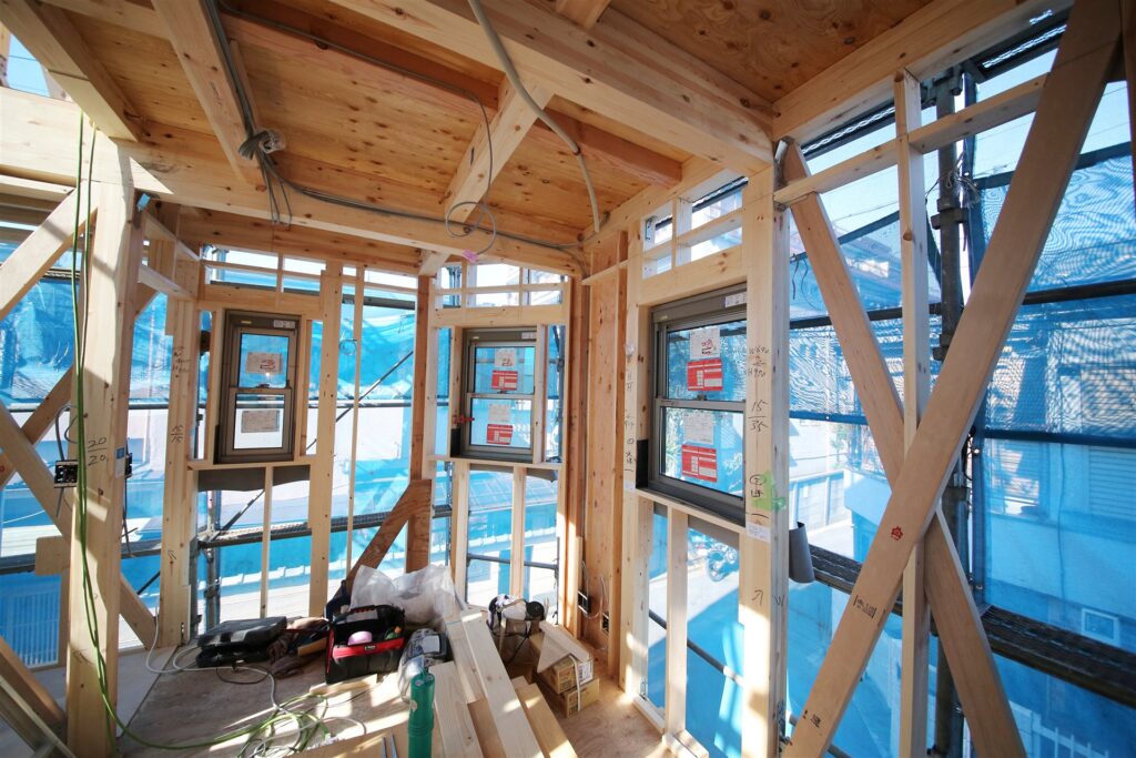 窓の付いた木造住宅の建築中の室内