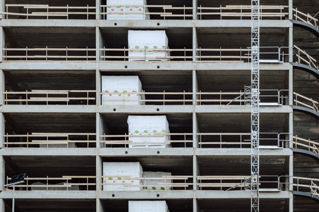 骨組みができた建設中の建物の外観