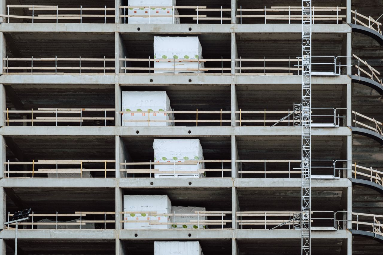 骨組みができた建設中の建物の外観