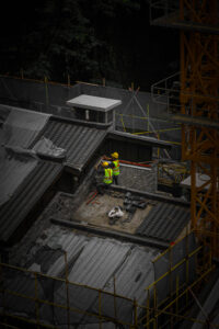 マンション屋上で防水工事を行う作業員2名