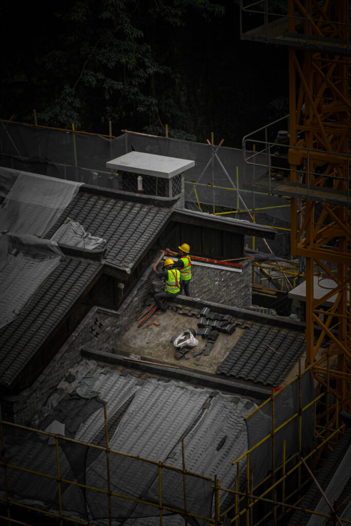 マンション屋上で防水工事を行う作業員2名