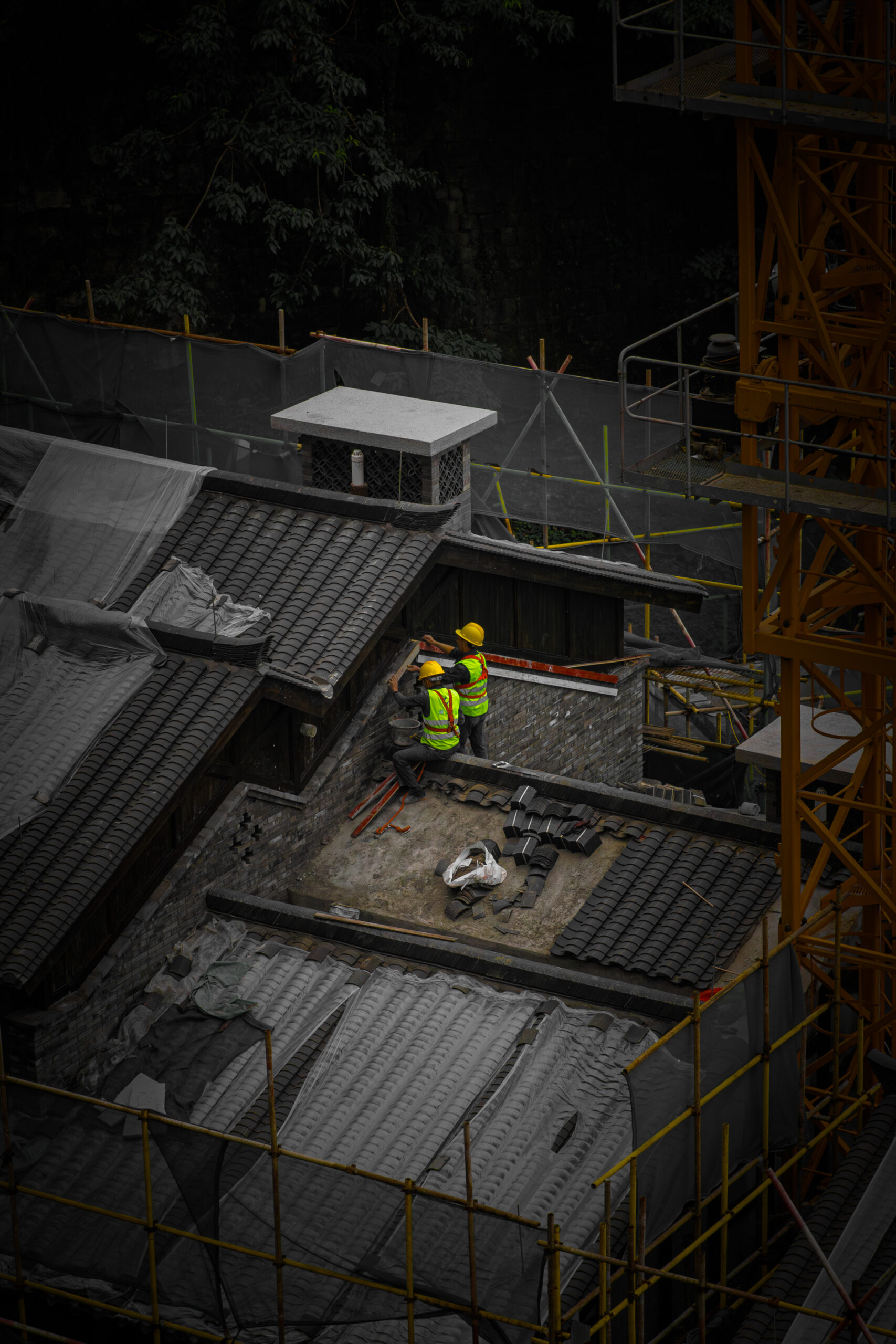 マンション屋上で防水工事を行う作業員2名