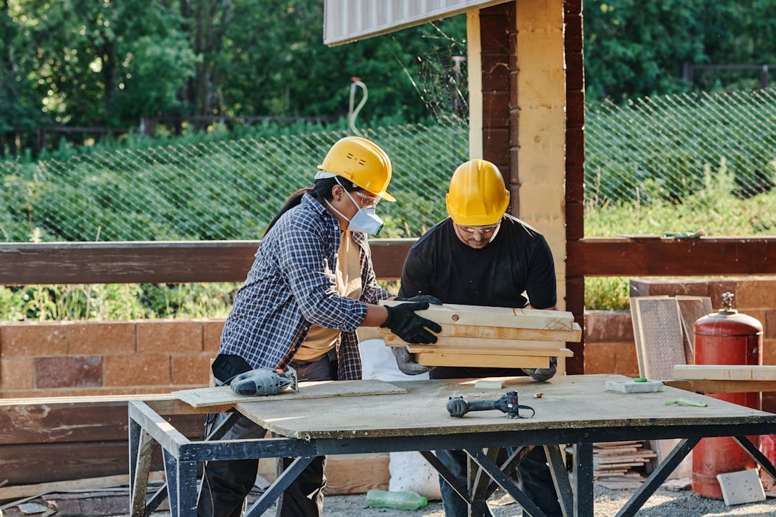 内装作業員が木材を整理する現場