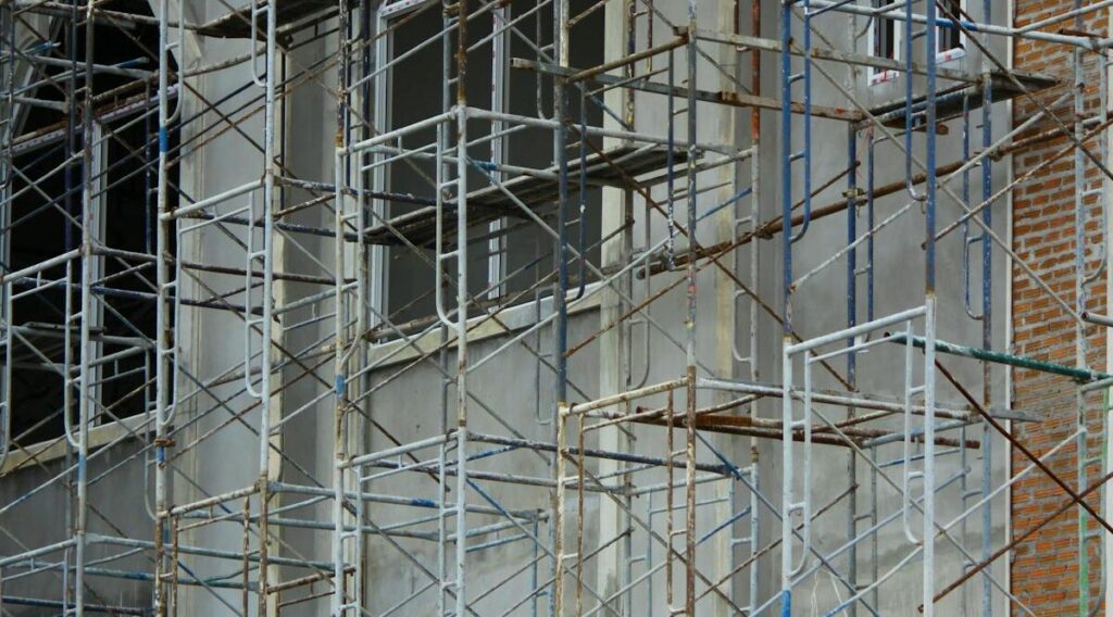 都市建設現場の足場工事。足場工事業の経営管理のポイント