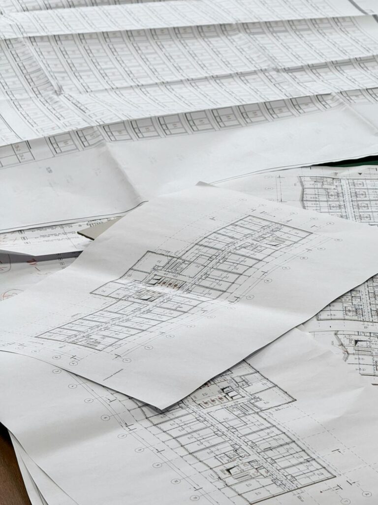 一般建設業と特定建設業の違いを示す設計図と書類