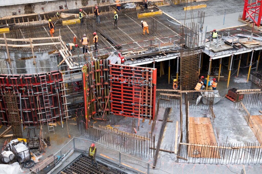 建設業29業種を代表する鉄骨構造の建設現場と作業員