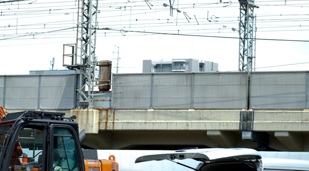 大阪 工事現場 線路脇 作業員 日本