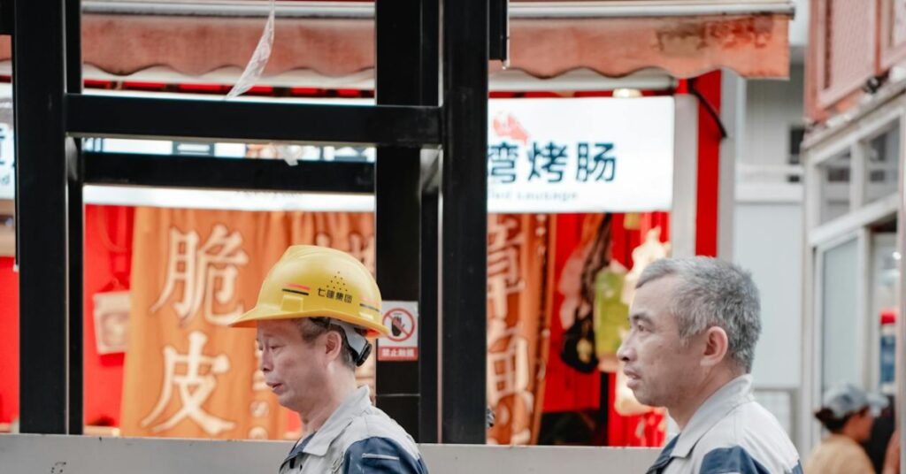 建設作業員 ヘルメット 都市部 日本