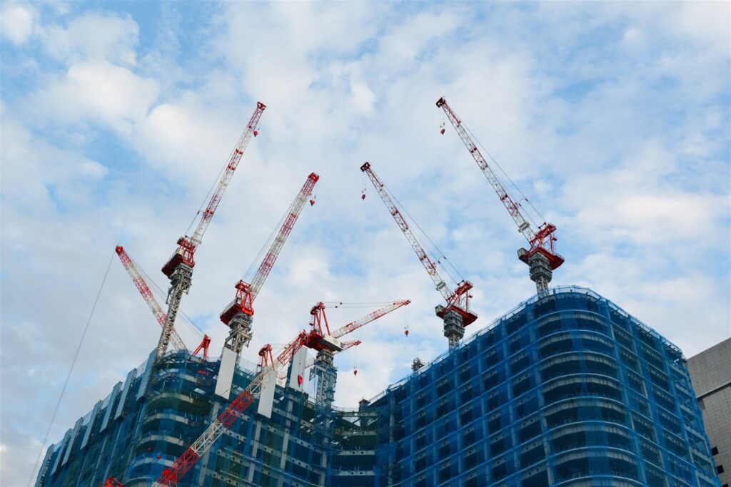 クレーンが立つビルの建設現場