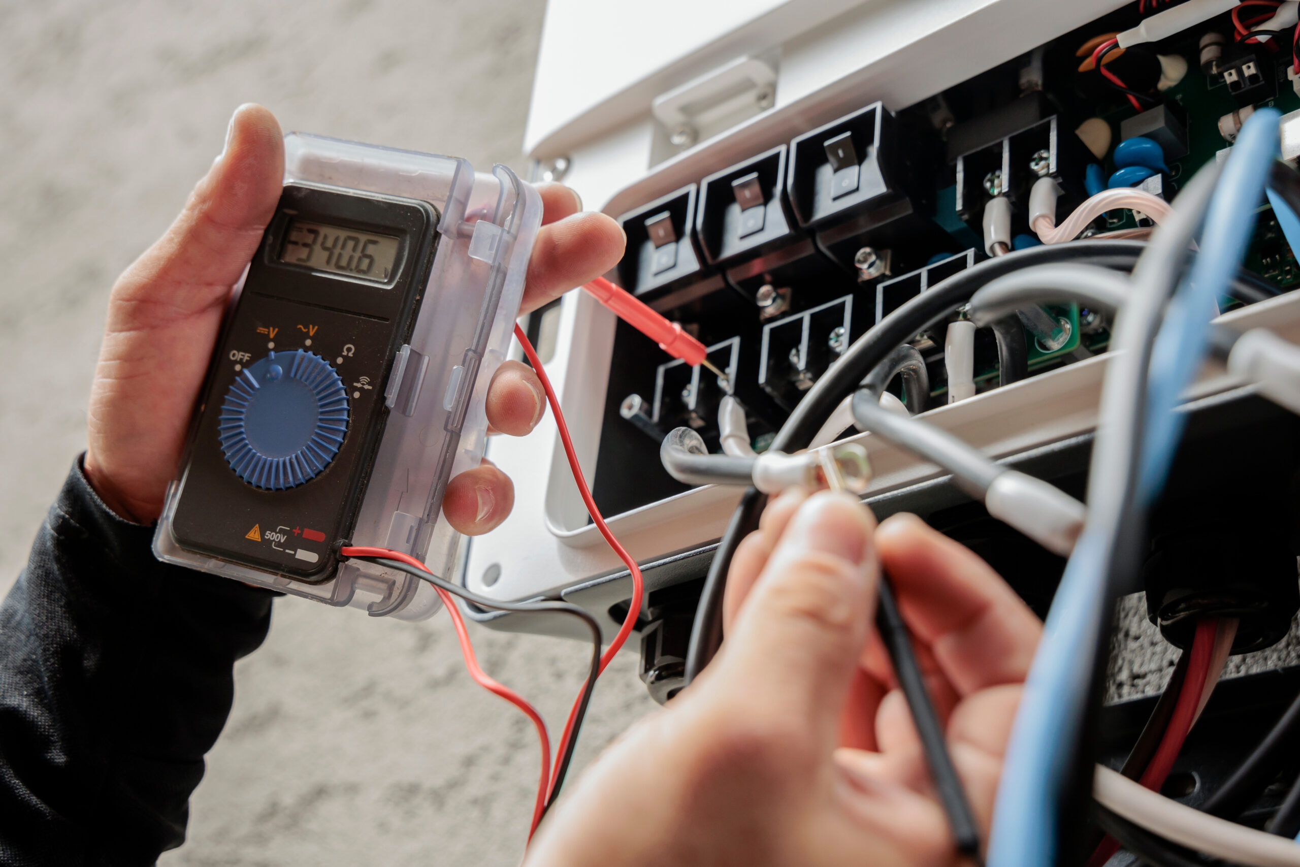 テスターで分電盤の電圧を測る手元