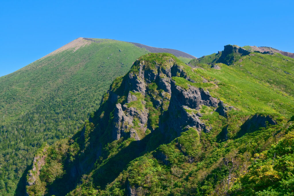 緑の尾根が続く岩手県の岩手山