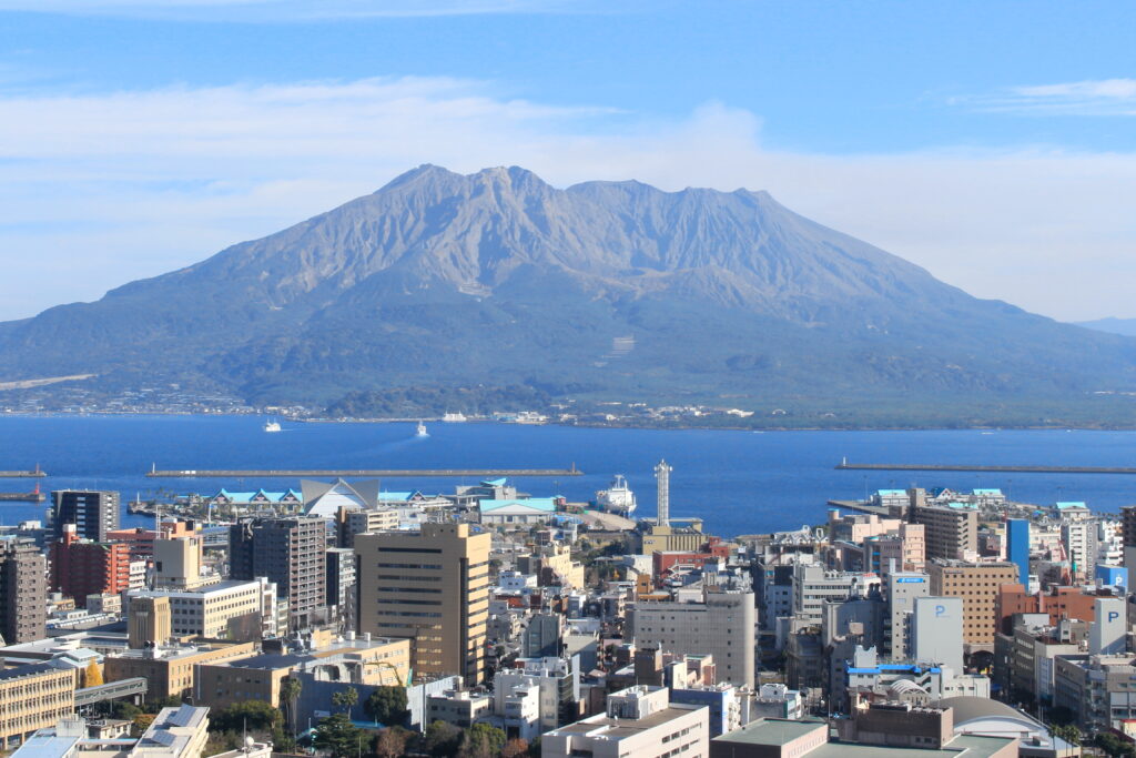 桜島と鹿児島県鹿児島市の街並み