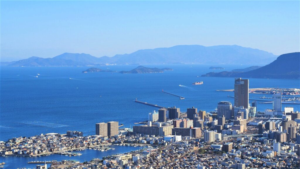 峰山から見た香川県高松市の街と瀬戸内海