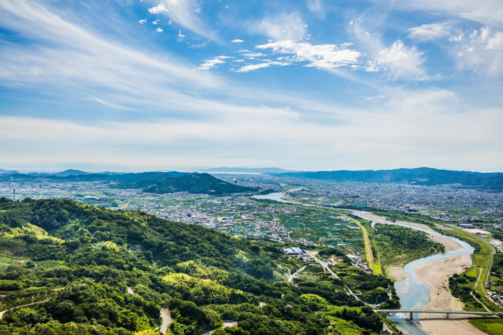 和歌山県の紀の川と和歌山市の街並み