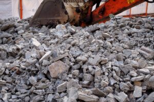 解体工事の現場の瓦礫の山と重機のバケット