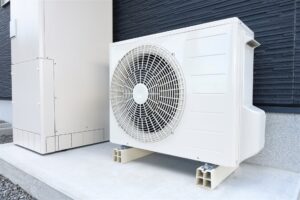 住宅の外に置かれたエアコンの室外機