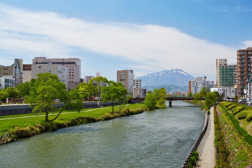 盛岡市の北上川と遠くの岩手山