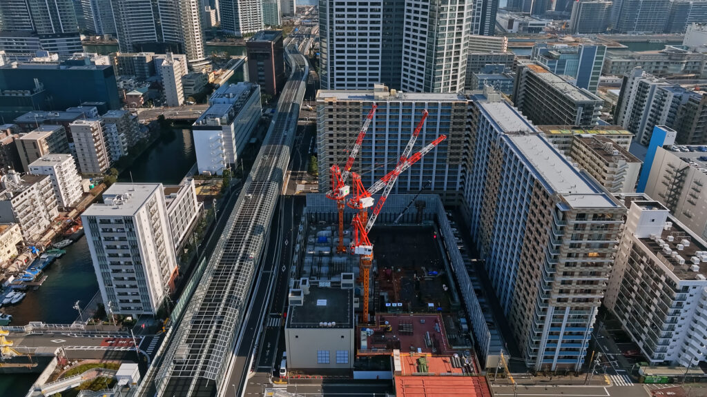 建設中の高層住宅とクレーンの空撮