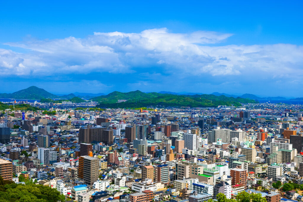 愛媛県松山市の街並みと山