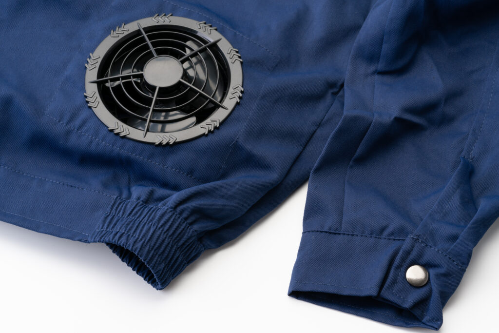 紺色の空調服の服地に付いたファンの拡大