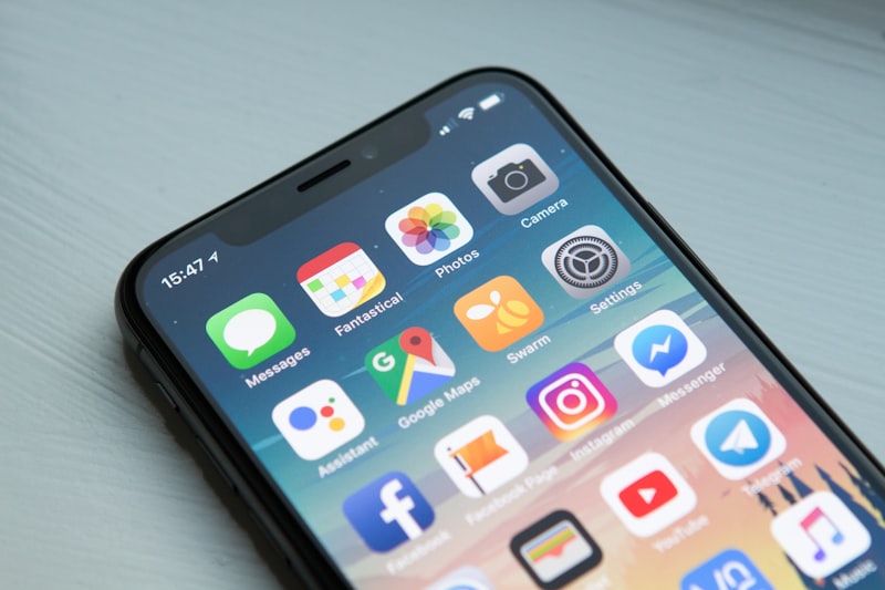 スマートフォンで業者情報を検索する施主のイメージ