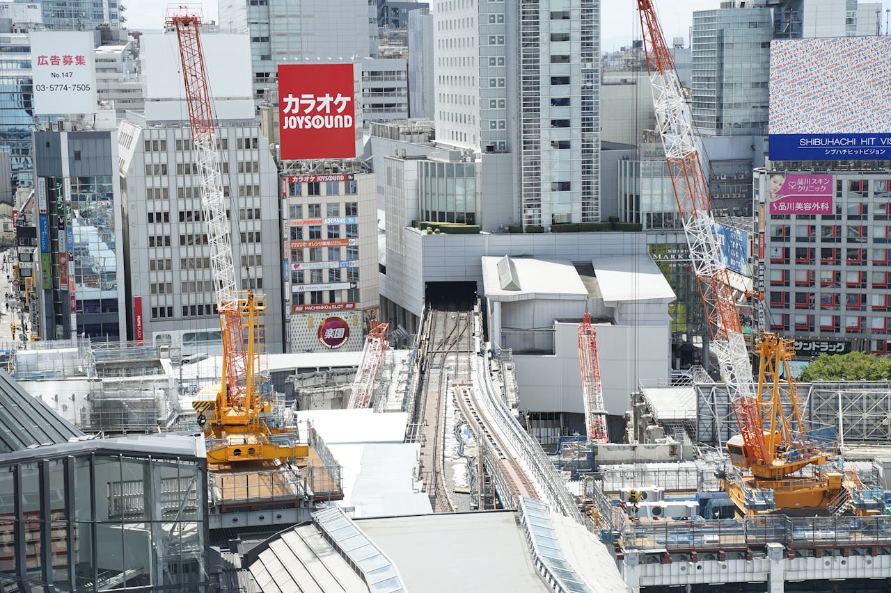 クレーンが立ち並ぶ都心の建設現場