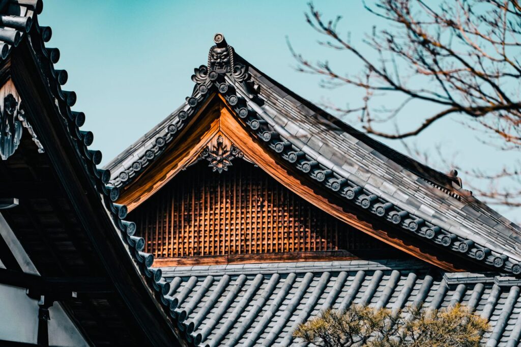 日本瓦の屋根の軒先と木の枝