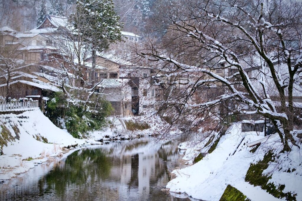 雪の積もった川沿いの家並み
