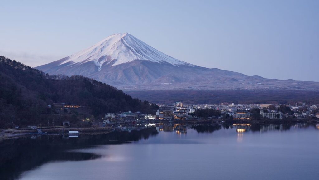 湖の向こうにそびえる雪の富士山