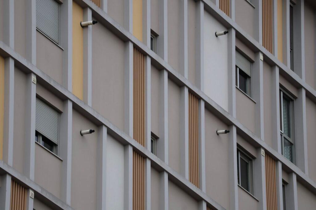 同じ部材が繰り返す建物の外壁