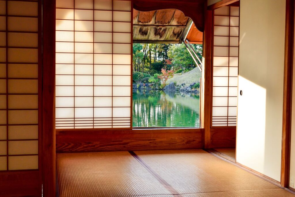 障子の向こうに池が見える和室