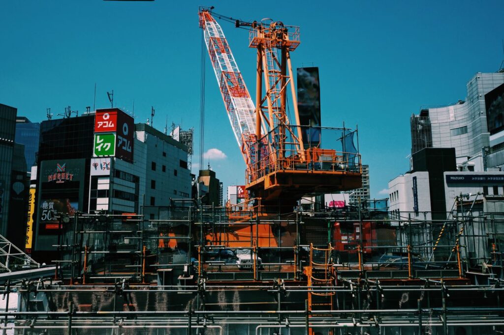 クレーンのある街の風景