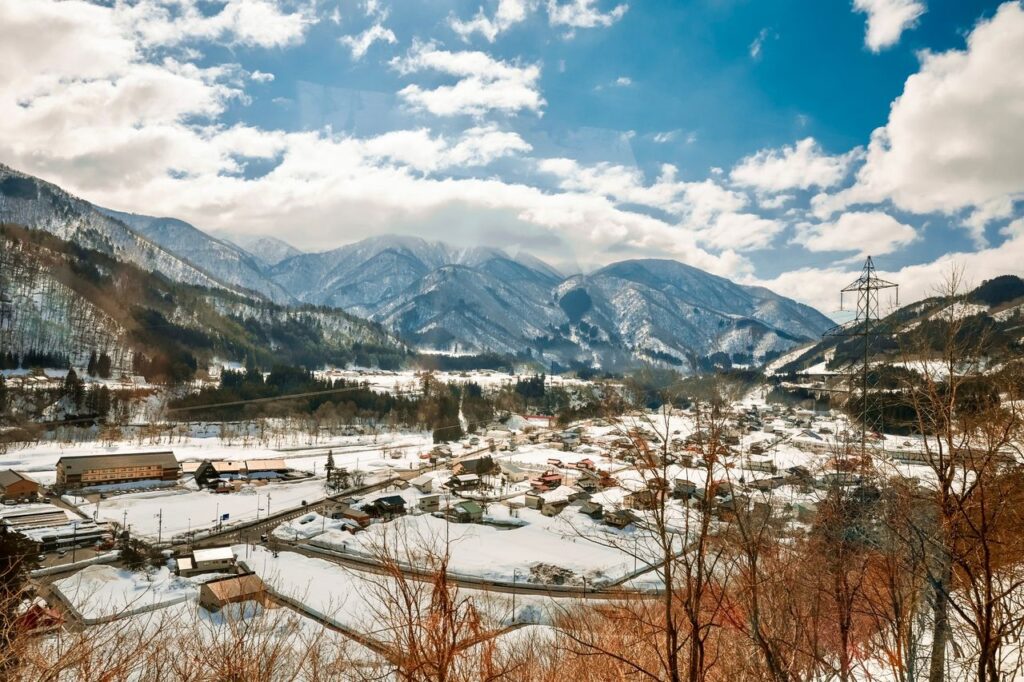 雪の山に囲まれた町並み