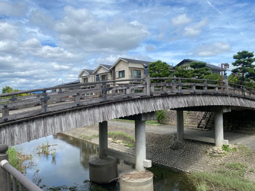水路に架かる木の太鼓橋
