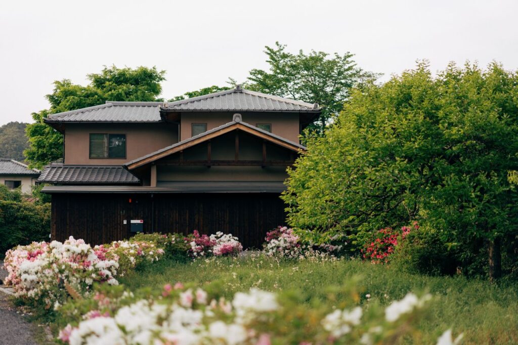花の咲く庭と瓦屋根の家