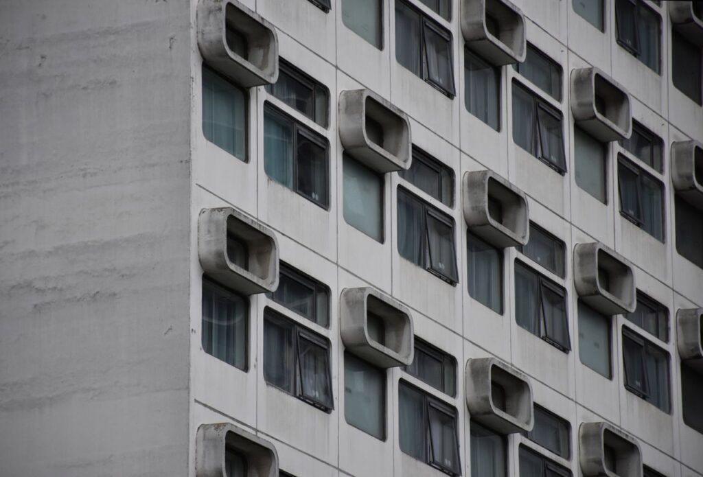 室外機が並ぶ建物の外壁