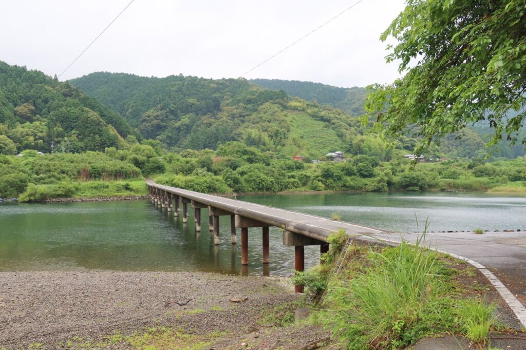 山あいの川に架かる低い沈下橋