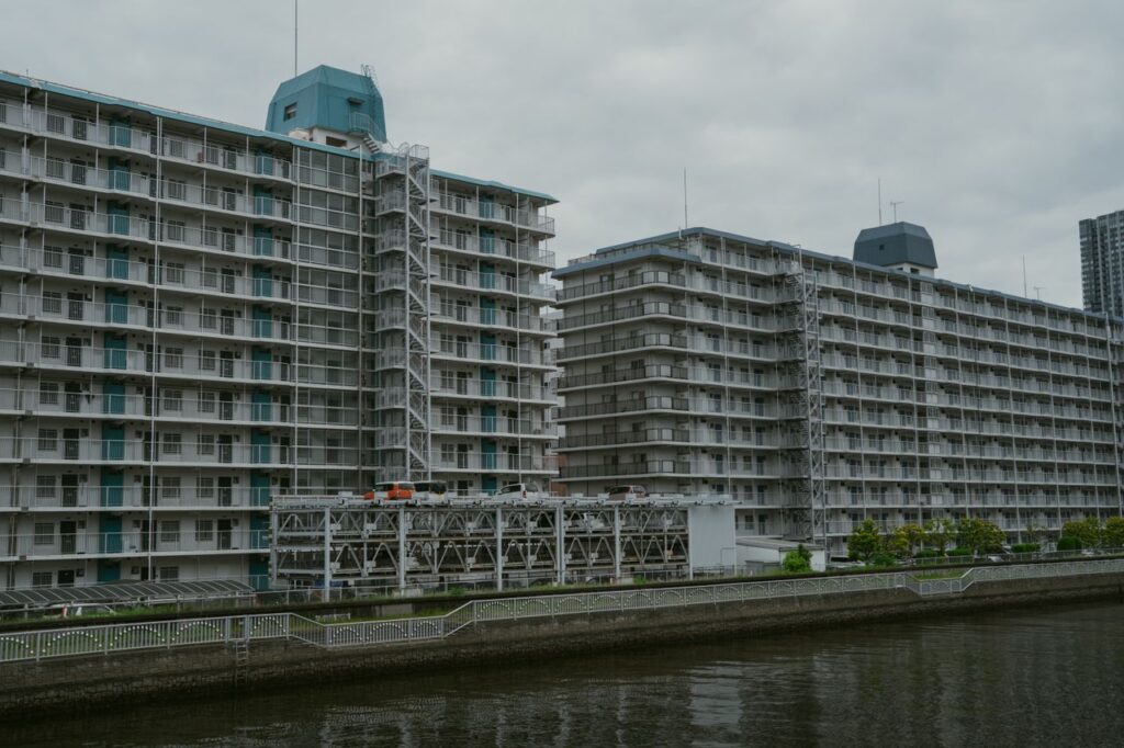 川沿いに並ぶ集合住宅