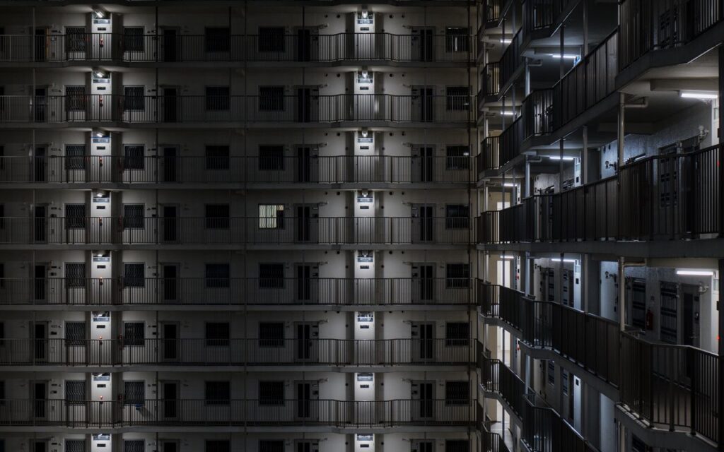 夜の光に浮かぶ現代的な建物