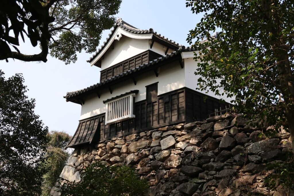 石垣の上に建つ白壁の櫓
