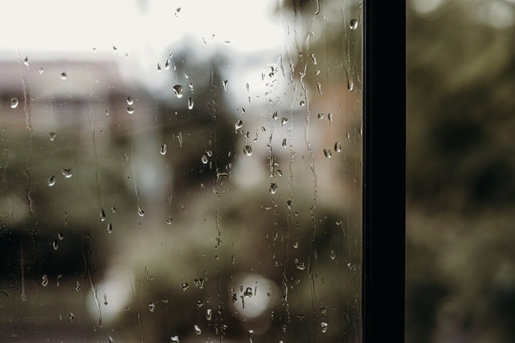 雨粒の付いた窓ガラス