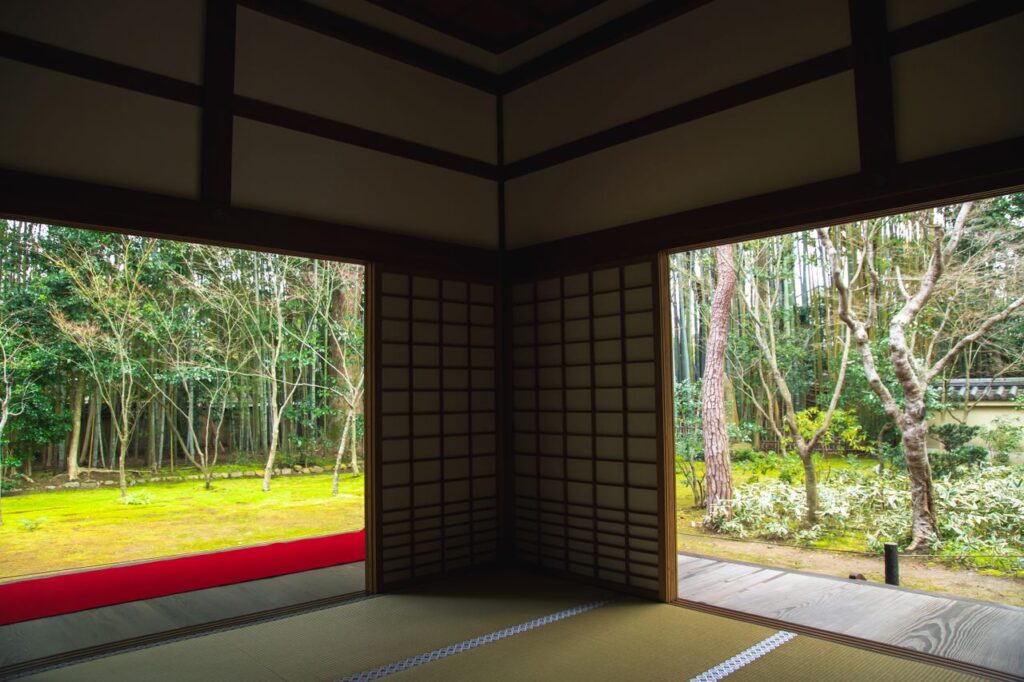 竹林の庭に面した畳の部屋