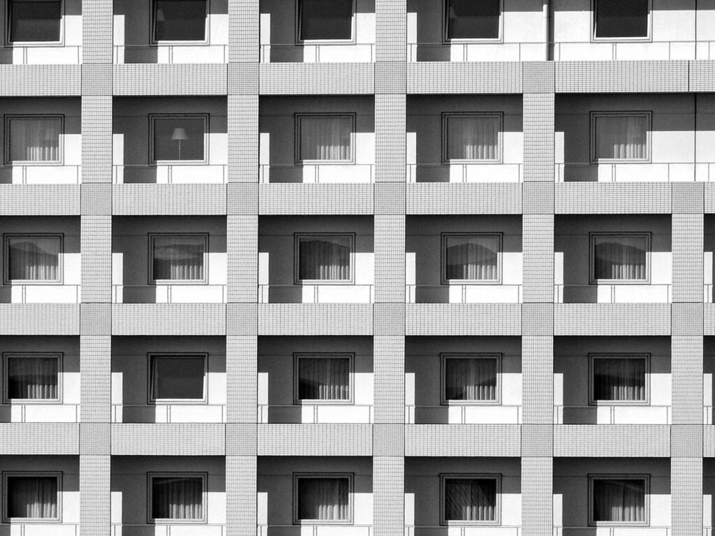 白黒で写した現代的な集合住宅